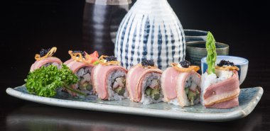 Japon mutfağı. Arka planda suşi var.