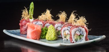 Japon mutfağı. Arka planda suşi var.