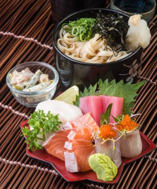 Japon mutfağı. sashimi arka planda