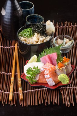 Japon mutfağı. sashimi arka planda