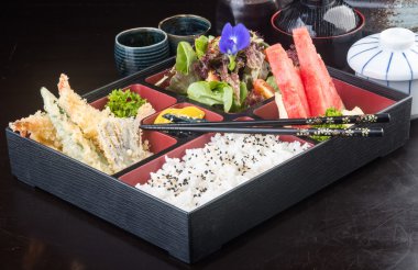 Japon mutfağı. Öğle Yemeği kutu set arka planda