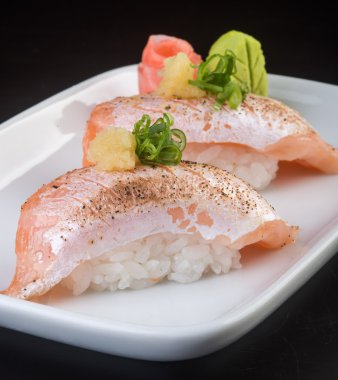 Japon mutfağı. arka planda suşi somon