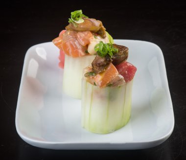 Japon mutfağı. Arka planda suşi var.