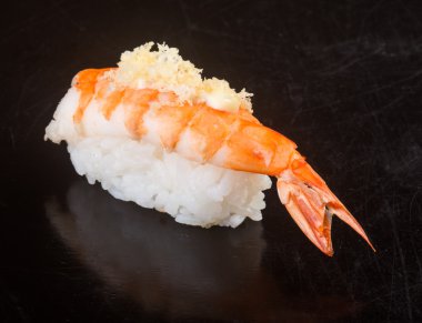 Japon mutfağı. suşi karides arka planda