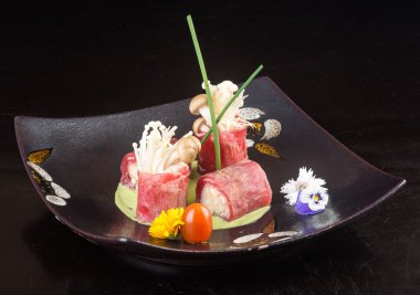 Japon mutfağı. Arka planda suşi var.