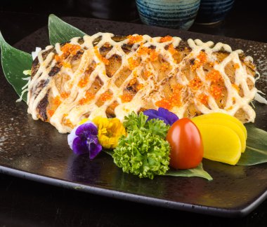 Japon mutfağı. arka planda kızarmış balık