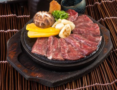 Japon mutfağı. sığır eti küp arka planda