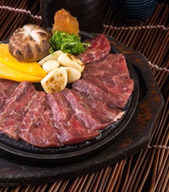 Japon mutfağı. sığır eti küp arka planda