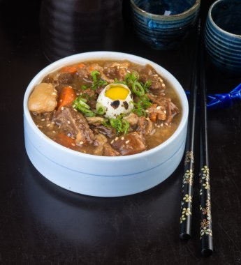 Japon mutfağı. arka planda işkembe çorbası