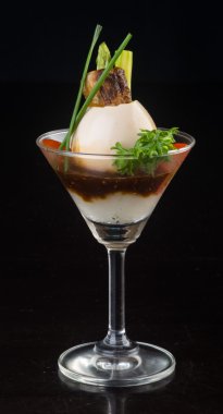 일본 요리입니다. 삶은 계란 배경에 일본어