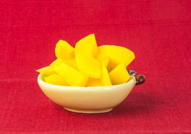 bir arka plan üzerinde korunmuş mango meyve snack