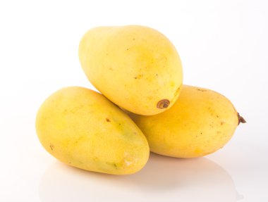 zemin üzerine sarı mango meyve