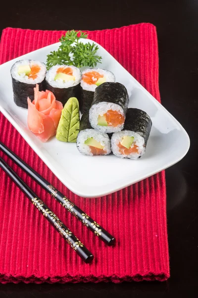 Japon mutfağı. Arka planda suşi var.