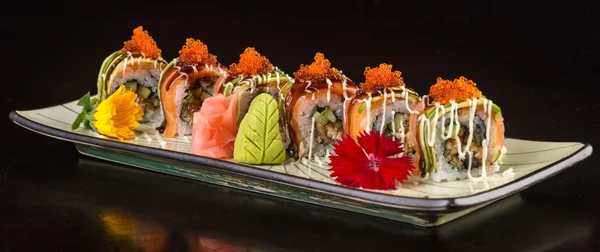 Japanse keuken. sushi op de achtergrond — Stockfoto