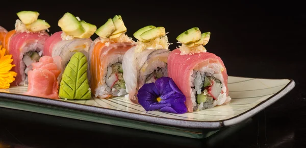 Japansk mat. sushi på bakgrunden — Stockfoto