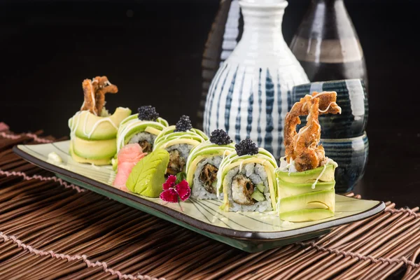 Japon mutfağı. Arka planda suşi var.