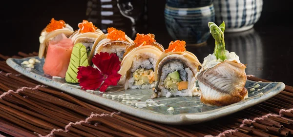 Bucătărie japoneză. sushi pe fundal — Fotografie, imagine de stoc