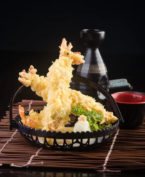 Bucătărie japoneză. tempura creveți pe fundal — Fotografie, imagine de stoc