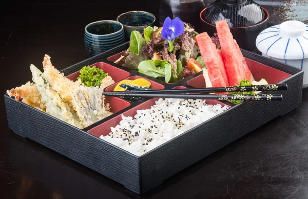 Japansk mat. lunch box set i bakgrunden — Stockfoto