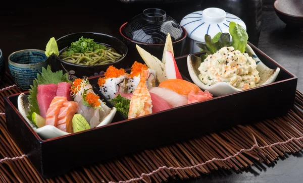 Cocina japonesa. conjunto de caja de almuerzo en el fondo — Foto de Stock