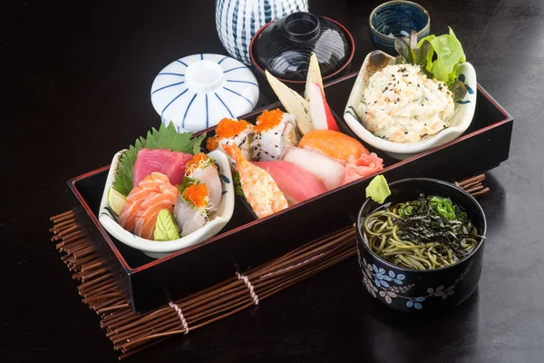 Japanse keuken. lunch boxset op de achtergrond — Stockfoto