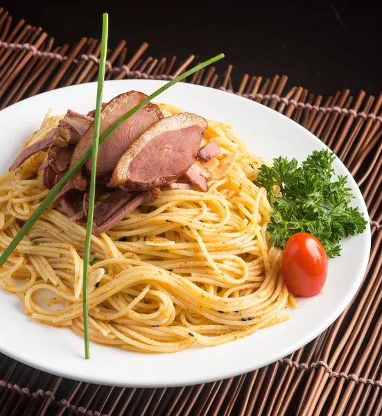 Japanse keuken. spaghetti op de achtergrond — Stockfoto