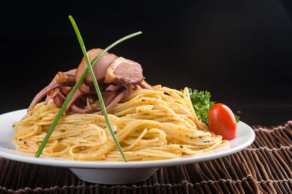 Japanse keuken. spaghetti op de achtergrond — Stockfoto