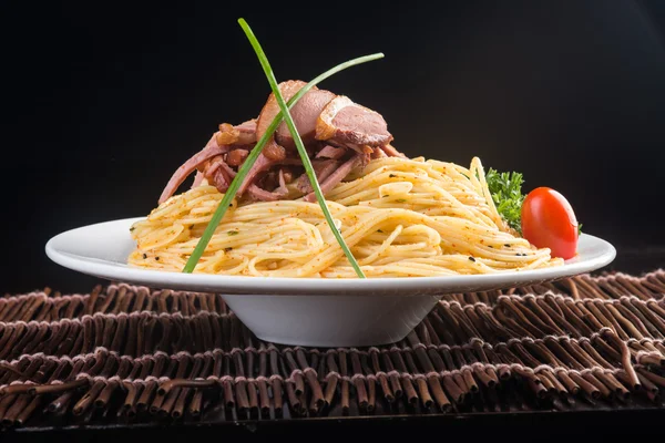 Japanse keuken. spaghetti op de achtergrond — Stockfoto