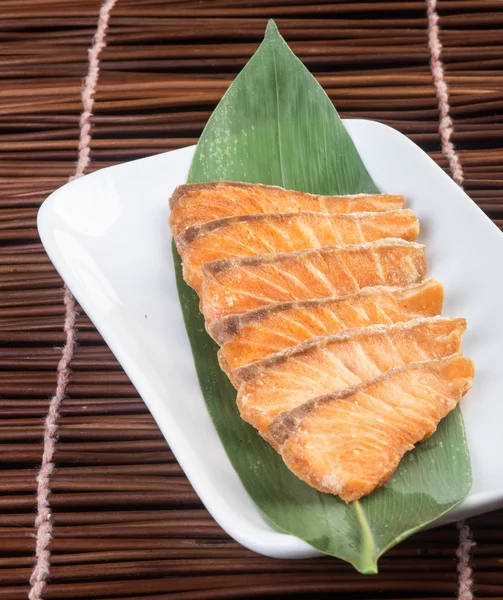 Страви японської кухні. смаженою рибою на задньому плані — стокове фото