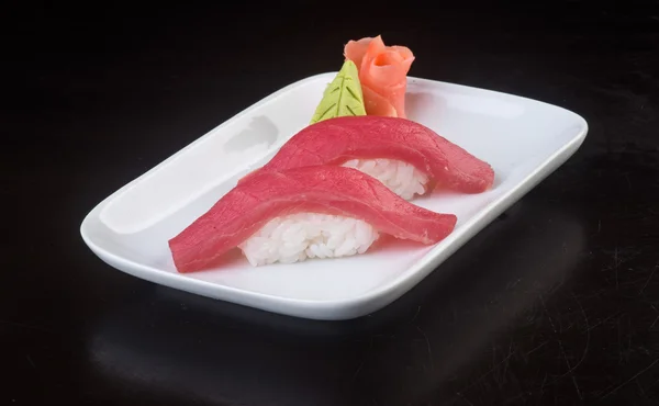 Japán konyha. Sushi tonhallal a háttérben — Stock Fotó