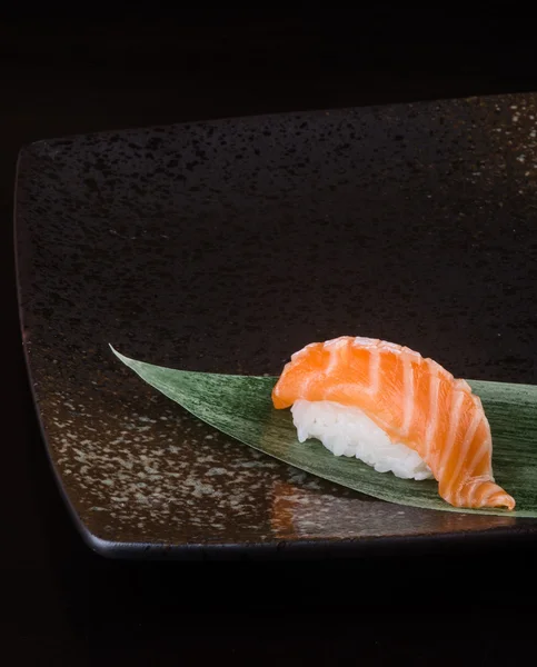 Cozinha japonesa. sushi salmão no fundo — Fotografia de Stock