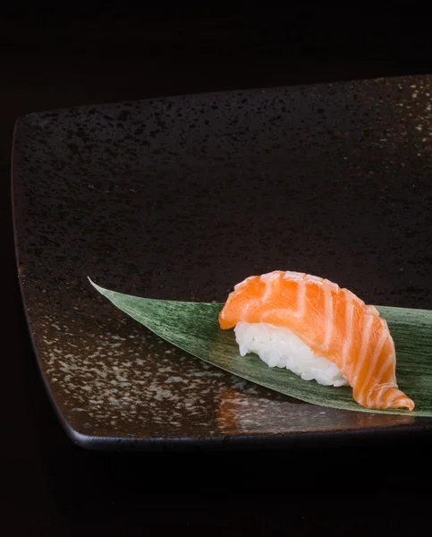 Cocina japonesa. salmón de sushi en el fondo —  Fotos de Stock