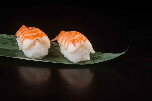 Cucina giapponese. gamberetti sushi sullo sfondo — Foto Stock