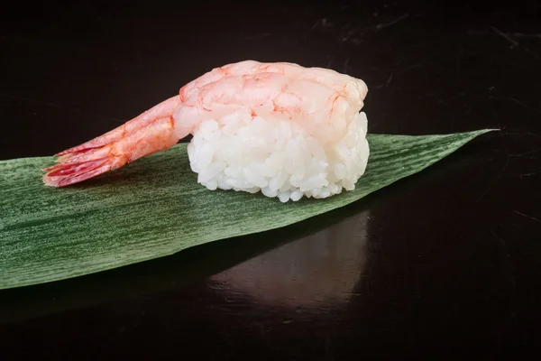 Страви японської кухні. креветки суші на тлі — стокове фото