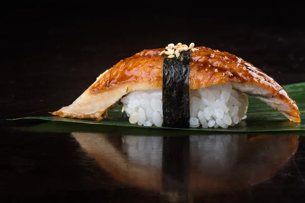 Cocina japonesa. sushi unagi en el fondo —  Fotos de Stock