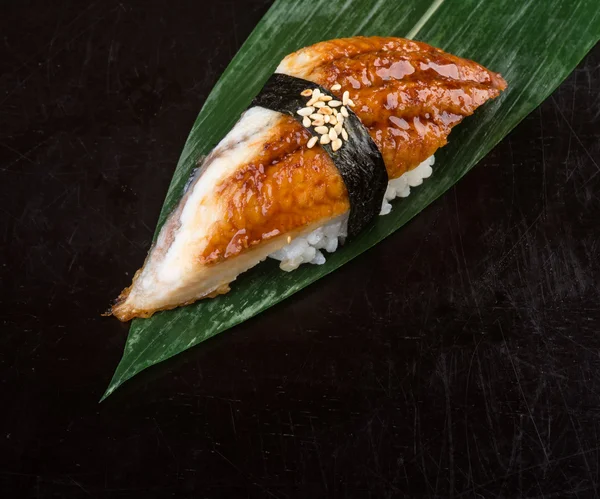 Bucătărie japoneză. sushi unagi pe fundal — Fotografie, imagine de stoc