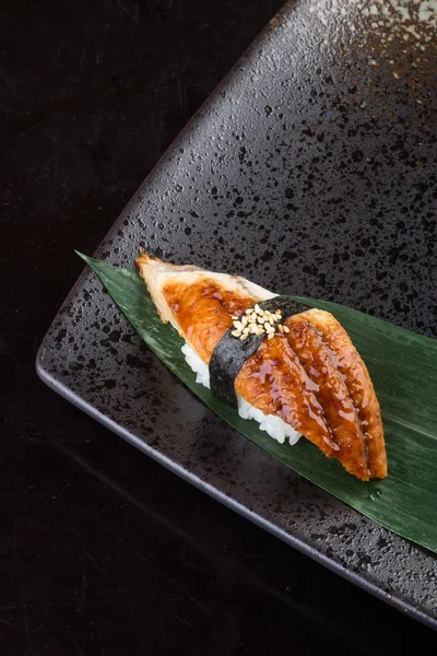 Bucătărie japoneză. sushi unagi pe fundal — Fotografie, imagine de stoc