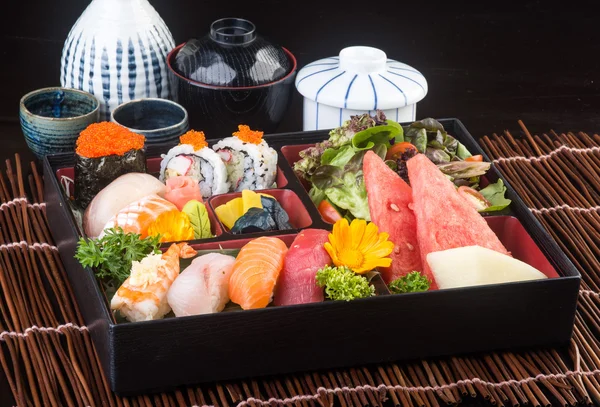 Cocina japonesa. sushi en el fondo — Foto de Stock