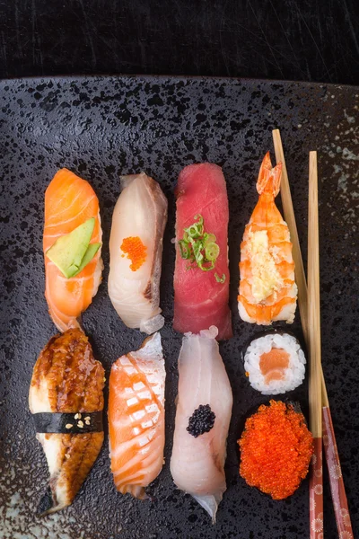 Japanse keuken. Sushi instellen op de achtergrond — Stockfoto