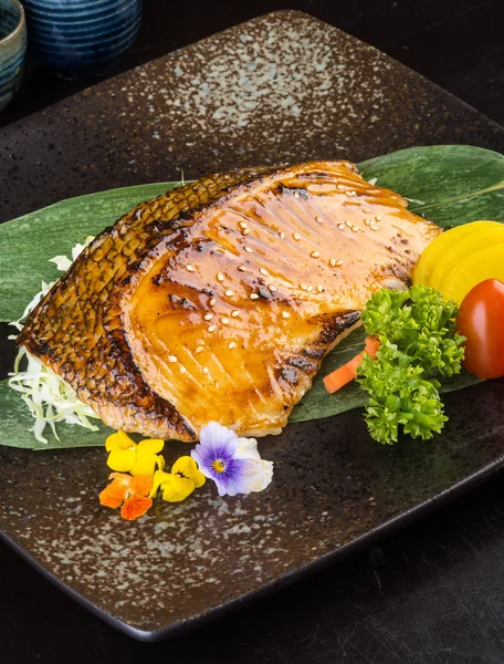 Cocina japonesa. pescado frito en el fondo —  Fotos de Stock