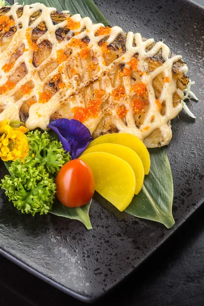 Japanse keuken. gebakken vis op de achtergrond — Stockfoto