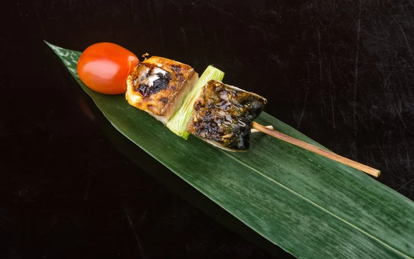 Cucina giapponese. bastone griglia sullo sfondo — Foto Stock