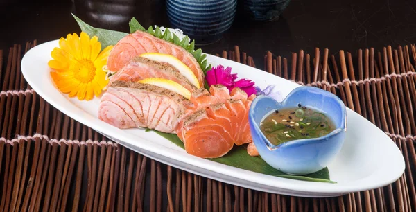 Japanse keuken. Sashimi op de achtergrond — Stockfoto