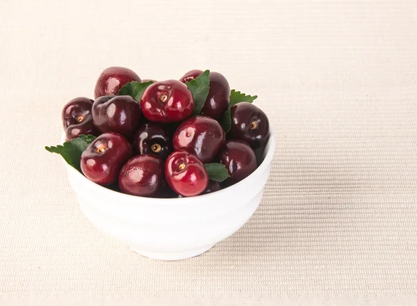 Frische Kirschbeeren auf Hintergrund — Stockfoto