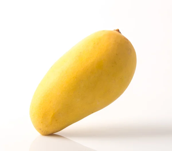 Fruta de mango amarillo sobre un fondo — Foto de Stock