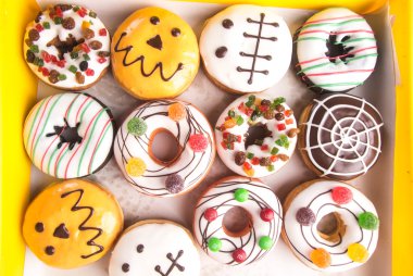 bir arka plan üzerinde çeşitli börekler çörekler