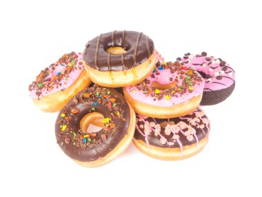 Beyaz arka planda çikolatalı çörekler.