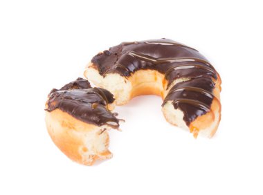 Beyaz arka planda çikolatalı çörekler.