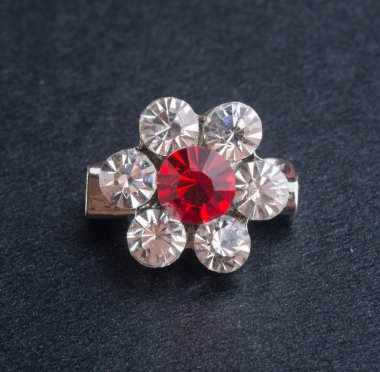 broş. arka planda broş