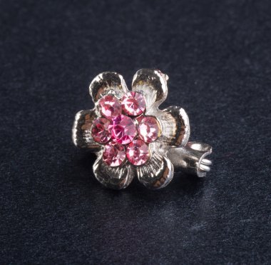 broş. arka planda broş